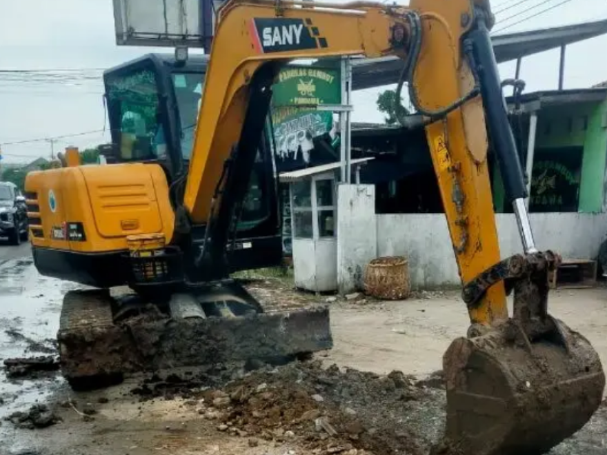 Atasi Banjir, Pemdes Jatimulyo Lakukan Pengerukan Drainase